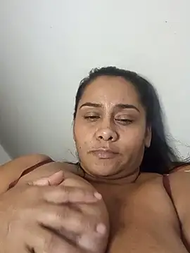 Annie_maracas