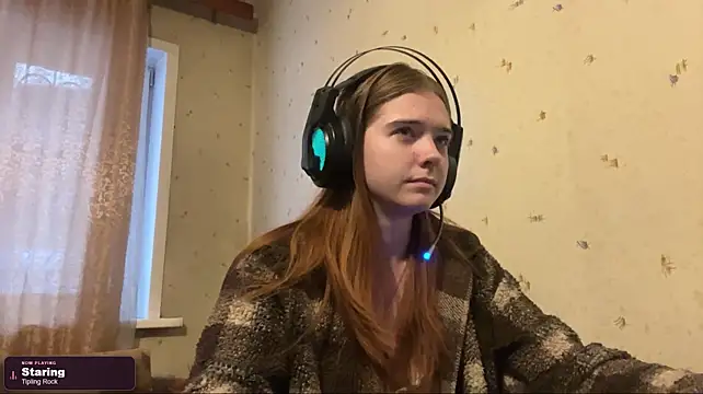 RealMaria - Tease with my top