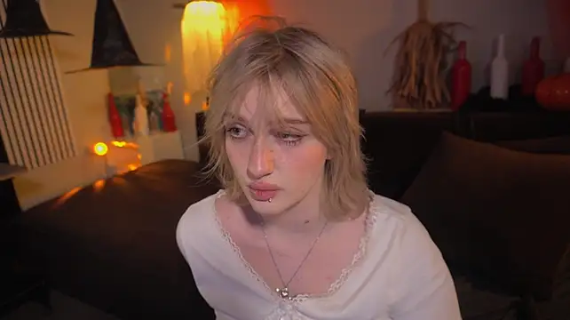ELLIEJAY - tease with boobs