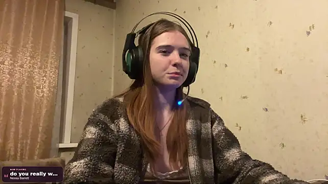 RealMaria - Tease with my top