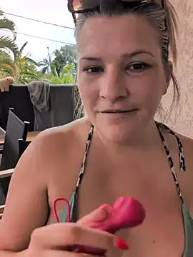 Pxetiteblonde1 - Toute nue dans le jacuzzi + doigt chatte