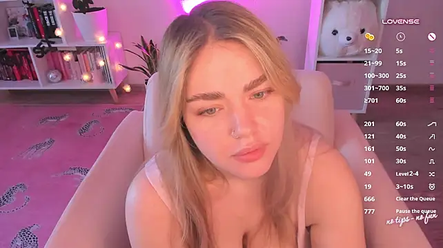 Pussy-kattt - show tits 2 mins