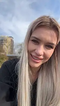 KikiWatson - Show boobs in public 🤩💋