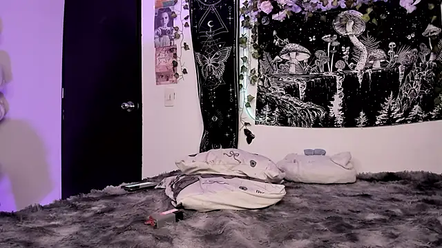 GothKitten666 - super squirt and fingers in my pussy