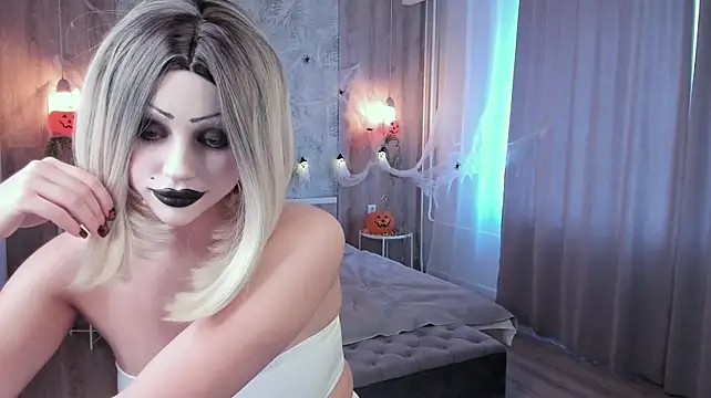 Vivienne_eastwood - inspect cleavage closer