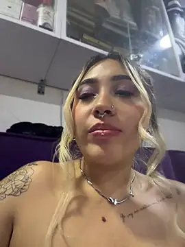 ManuelaVeeleez - My friend touch boobs