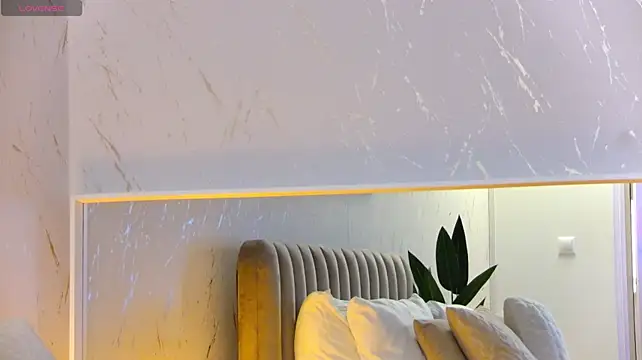 LucyLacee - oil show