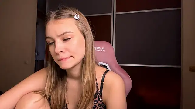 BellaSup - Show my under boobs