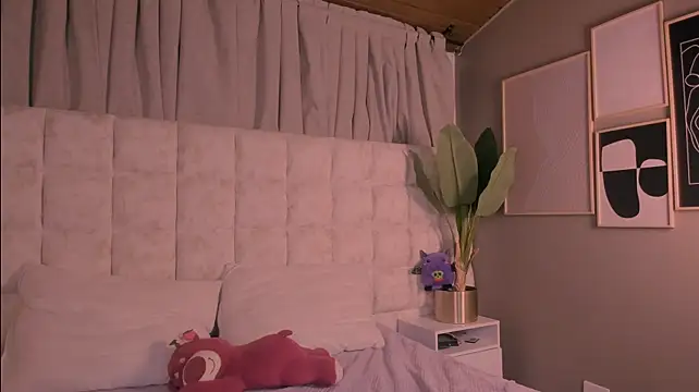 Lea_velle - Suck and lick my nipples