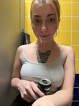 Sunny___Bunny - Risky little moan near stranger
