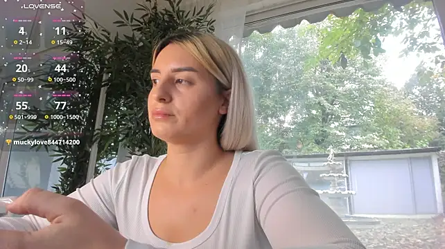 Ella_Vee - TWERK 🐝