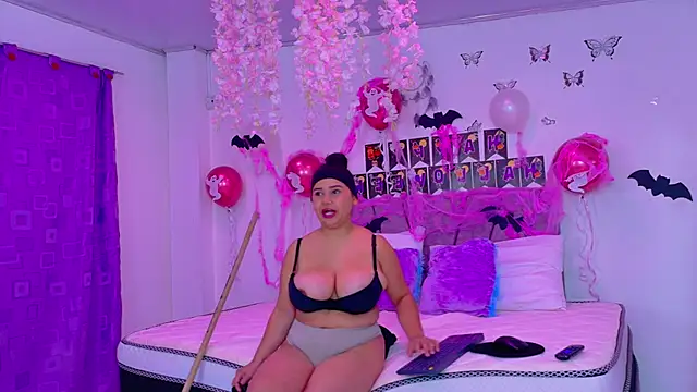 NahomyEvans - Show my pussy in the kitchen