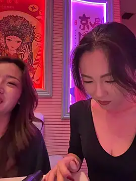 Eva10069 - 👠高冷范儿反差辣秘KTV全裸上半身甩奶