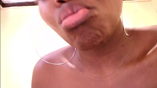 Queen_BootyXXX - 👑 | Tease with tongue + soft kisses