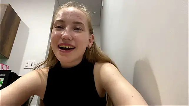 LaureneBoutet - look at my tits from bottom close up