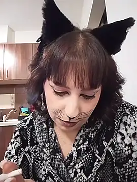 THE_MAID - Play with kitty