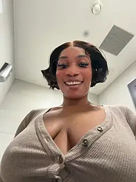 ___Nessa - Toy on hard clit til squirt public