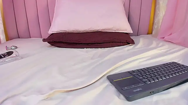 Anne_Milleerr - OPEN PUSSY NEAR CAMERA 😊