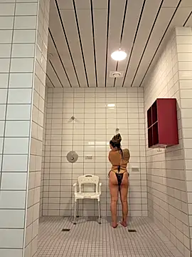 Bitch_Marley - Finger in pussy puplic