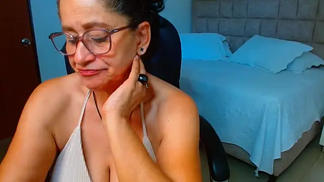 Juanitaaxooxx - show big tittys and lick them