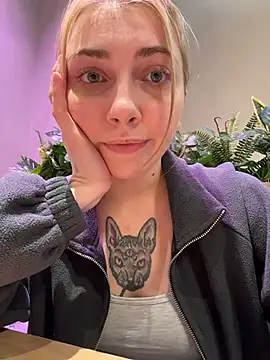 Sunny___Bunny - pussy play in public near ppl