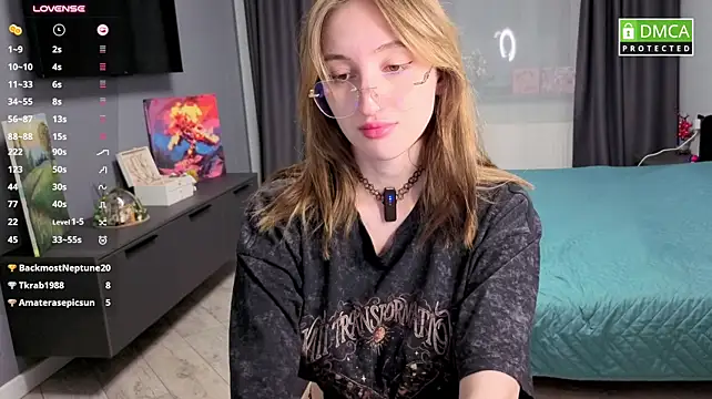 Alice_toffee - tease you with boobs
