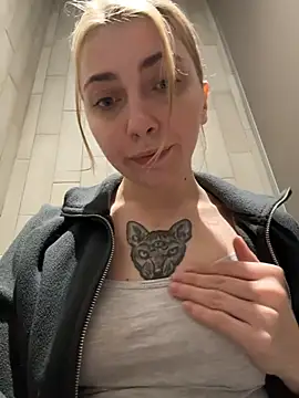 Sunny___Bunny - pussy play in public near ppl