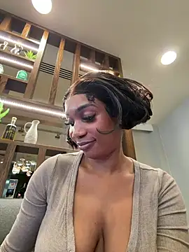 ___Nessa - Toy on hard clit til squirt public
