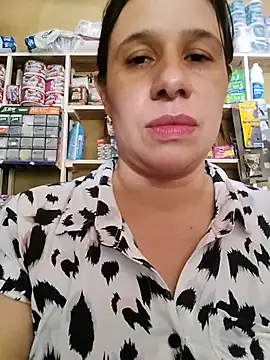 MIA-LARIOS - Enseña lo prohibido en la tienda 🙈