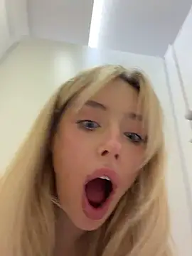 PollyLolly - SHOW BOOBS ON BRA + SPLIT ON WC