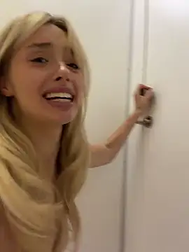 PollyLolly - Remove top + massage boobs ON WC