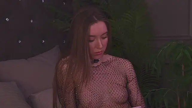 GwenAir - saliva on nipples, zoom