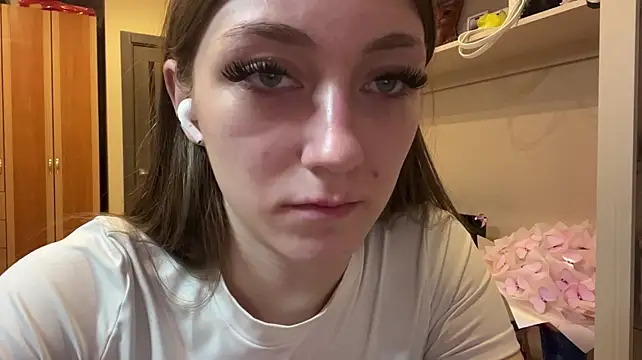 ArleanSteinlicht - Show my small booty close to you