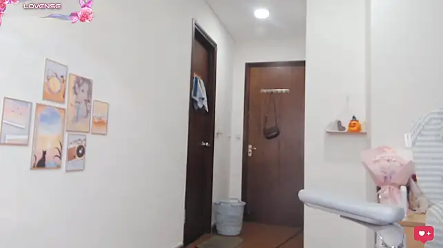 SuziiLove - playing with a sweet pussy