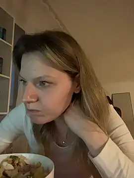 MaryHiggins - Take off your bra and show your boobs