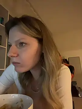 MaryHiggins - Take off your bra and show your boobs