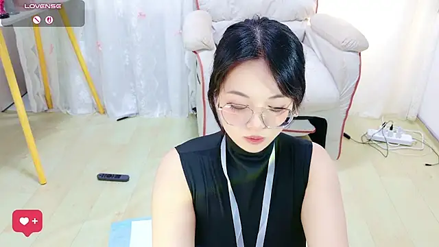 QiQi-Big - 小狗趴掰开小穴观赏