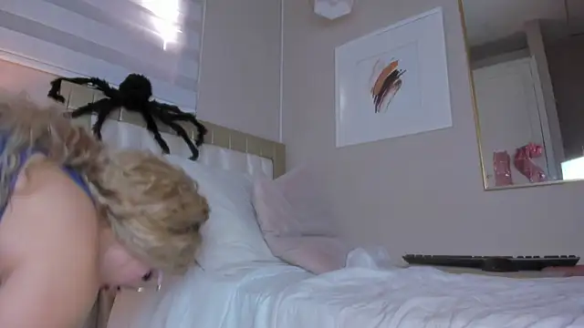 Isabela__x - no panty for 10 mn