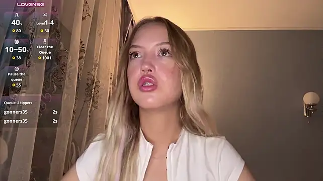 ChloeDivin - Lift up my top and show my bra