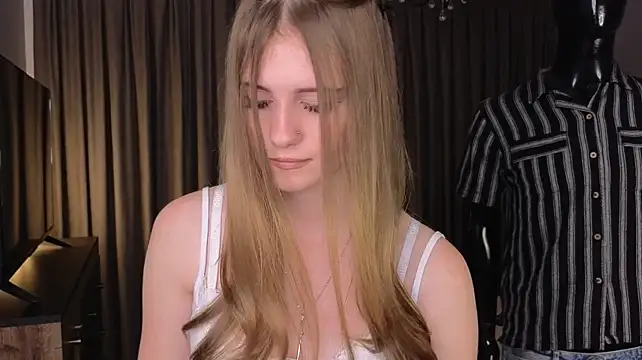 AraceliBrookes - flash bra + more skin