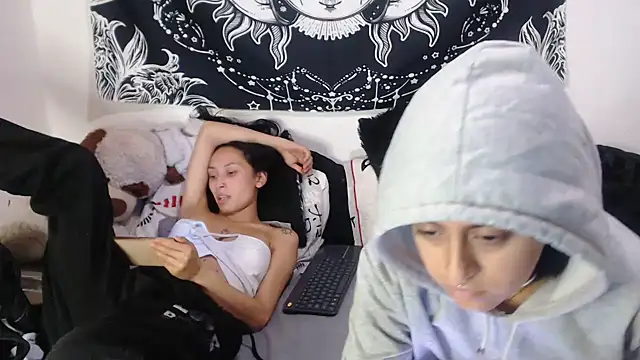 Emily_n_abby - SHOW TITS