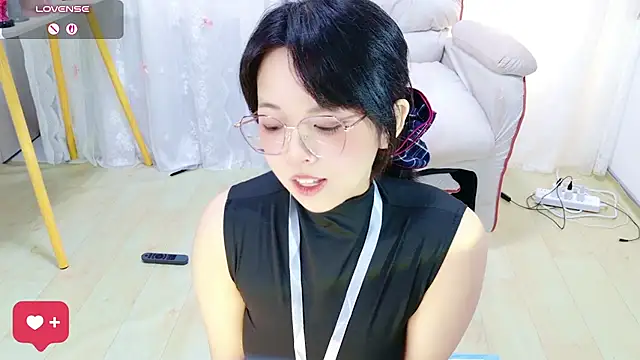 QiQi-Big - 小狗趴掰开小穴观赏