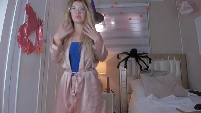 Isabela__x - no panty for 10 mn