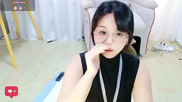 QiQi-Big - 小狗趴掰开小穴观赏