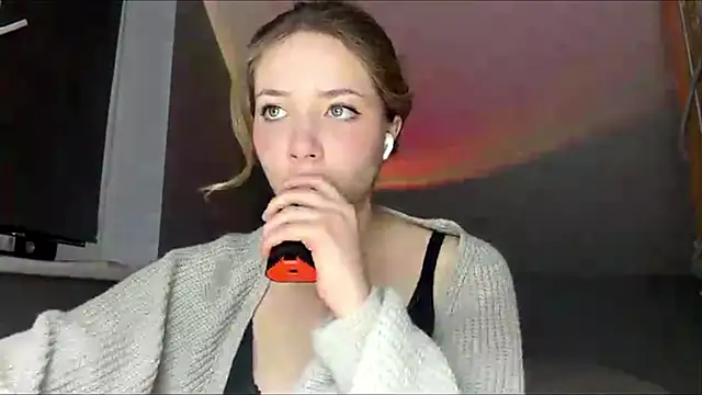 Blondesveg - Stroking my boobs🍑