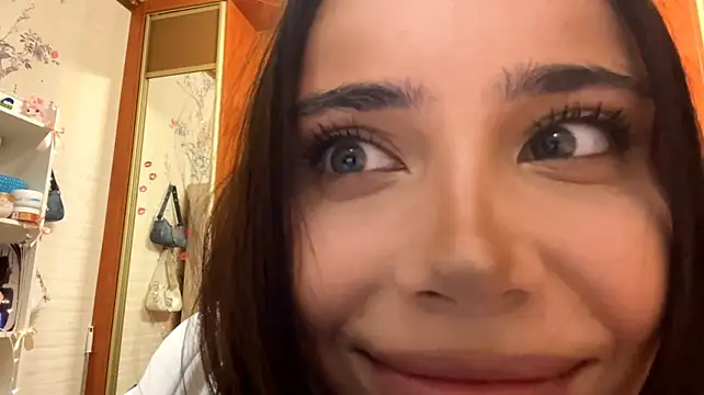 LauraMystiq - Play with my nipples
