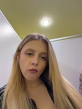 SiaLater - Sia deep cameltoe her fat pussy at WC😈