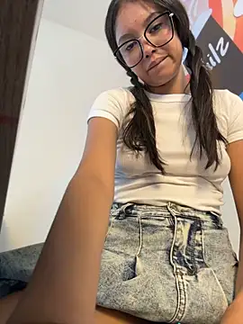 Valen-gomez - I masturbate under the table
