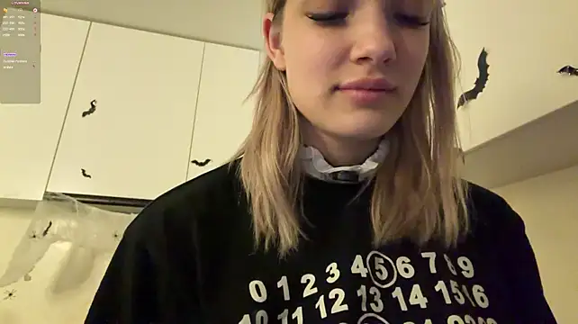 Carolini_i - Lift shirt and enjoy belly decoration