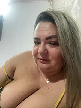 MikyVesela - Oil on my boobs🤭